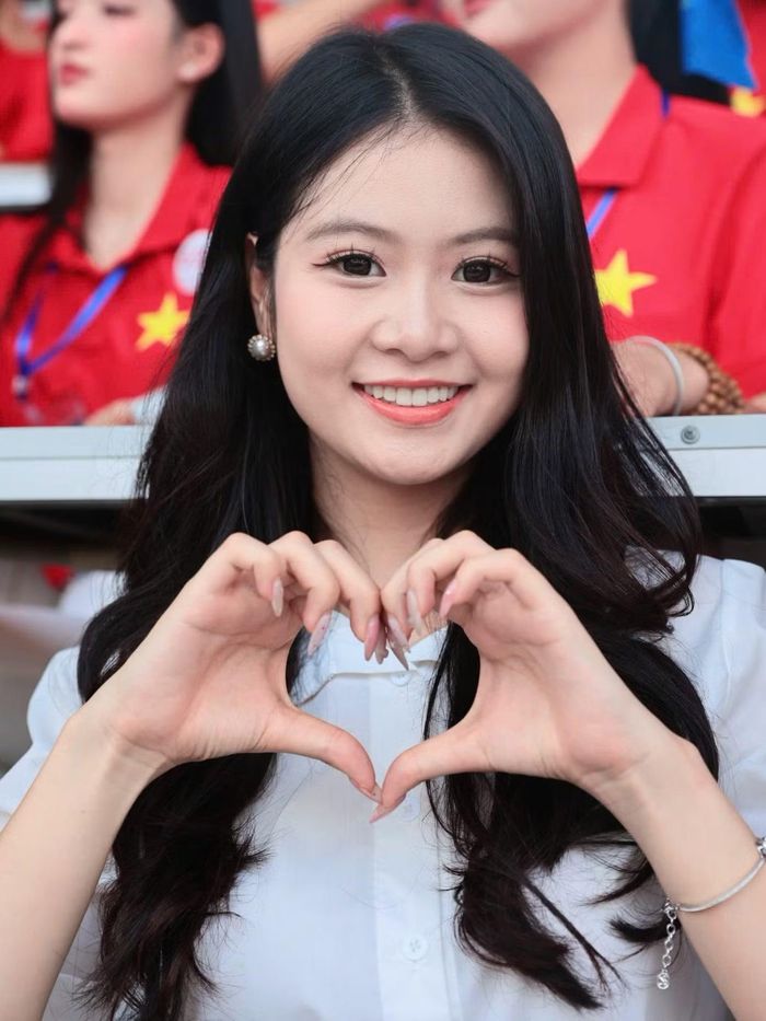 Người đẹp Phương Linh mong hai đội cống hiến cho khán giả trận cầu mãn nhãn.