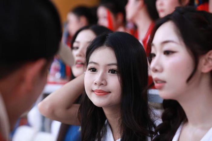 Người đẹp Hồ Ngọc Phương Linh - Top 5 Hoa hậu Việt Nam 2024 - lần thứ hai theo dõi trận Siêu cúp. Cô cảm nhận rõ sức nóng từ sân Hàng Đẫy.