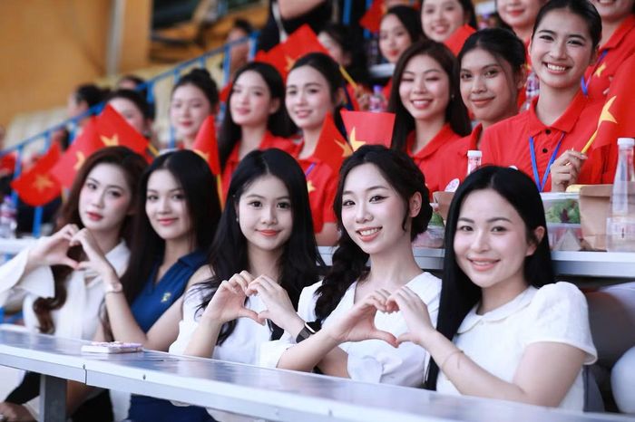 “Đội nào chiến thắng cũng đều xứng đáng. Tôi mong chờ một trận đấu đẹp và được hòa mình vào không khí thể thao sôi động”, Phương Linh nói.