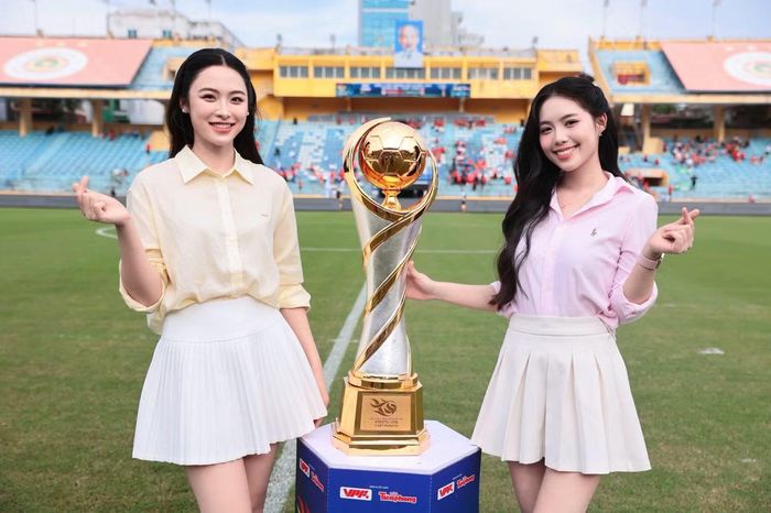 Á hậu 1 Hoa hậu Việt Nam 2024 Trần Ngọc Châu Anh cho biết ấn tượng với công tác tổ chức chuyên nghiệp của Báo Tiền Phong tại các sự kiện quy mô quốc gia. Năm nay dàn thí sinh Hoa hậu Việt Nam 2026 được theo dõi trận cầu kịch tính. Việc được tham gia những hoạt động như trận Siêu cúp giúp các thí sinh Hoa hậu Việt Nam có thêm trải nghiệm đáng nhớ bên ngoài khuôn khổ cuộc thi.