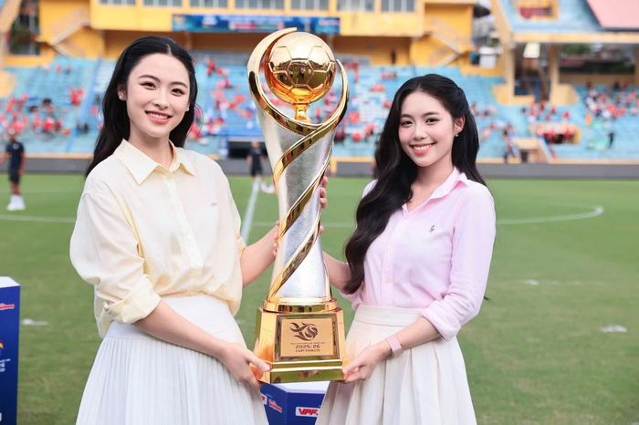 Á hậu Châu Anh và Vân Nhi trong khoảnh khắc rước cúp và chờ đợi trận đấu bùng nổ trên sân Hàng Đẫy.