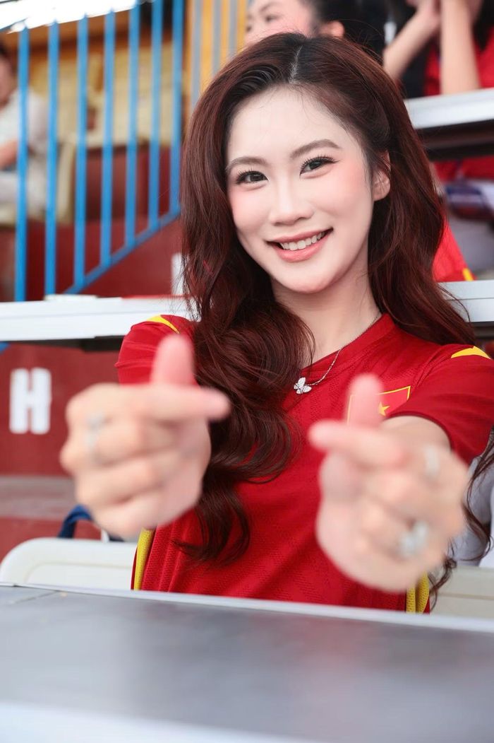 Người đẹp Nguyễn Thị Thu Hằng - Top 10 Hoa hậu Việt Nam 2024 - dự đoán CLB Công an Hà Nội giành chiến thắng. Cô đánh giá đội bóng Thủ đô có lợi thế nhất định về chất lượng đội hình và kinh nghiệm. Tuy nhiên, Thu Hằng cho biết điều cô mong chờ nhất vẫn là trận đấu đẹp, hai đội thi đấu hết mình và mang đến những khoảnh khắc đáng nhớ cho khán giả.