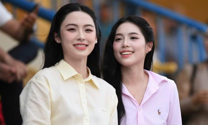 Á hậu Châu Anh và Á hậu Vân Nhi lần đầu đảm nhận vai trò rước cúp khai mạc trận Siêu cúp. Hai á hậu xuất hiện rạng rỡ, xem màn tranh tài giữa hai nhà vô địch.