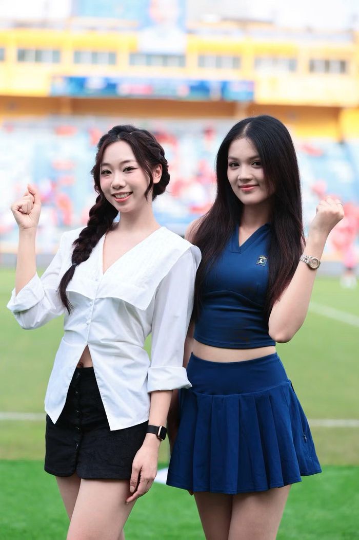 Nhiều người đẹp Hoa hậu Việt Nam 2026 cũng có mặt trên khán đài từ sớm để cảm nhận không khí trước giờ bóng lăn.