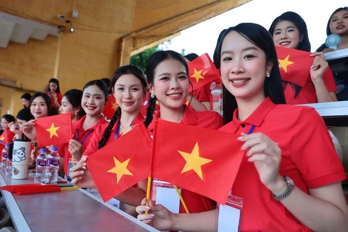 Sự xuất hiện của dàn thí sinh Hoa hậu Việt Nam góp thêm màu sắc trẻ trung cho khán đài Hàng Đẫy. Nhiều cô gái tranh thủ ghi lại khoảnh khắc tại sân vận động, cổ vũ trận đấu.