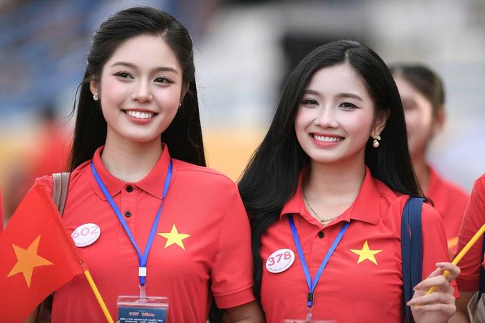 Đối với nhiều thí sinh, đây là trải nghiệm đáng nhớ trong hành trình Hoa hậu Việt Nam 2026. Sau những ngày tập luyện catwalk, kỹ năng trình diễn, giao tiếp và tham gia các hoạt động cộng đồng, họ có dịp trải nghiệm không khí bóng đá và hòa mình cùng người hâm mộ.