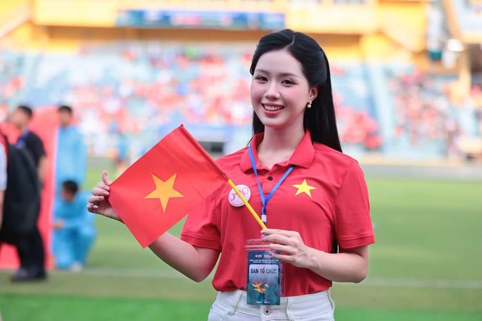 Sự xuất hiện của 53 thí sinh và dàn người đẹp Hoa hậu Việt Nam 2024 tại sân Hàng Đẫy thu hút sự chú ý. Trong những bộ trang phục trẻ trung, các thí sinh nhanh chóng hòa vào bầu không khí náo nhiệt của ngày hội bóng đá.