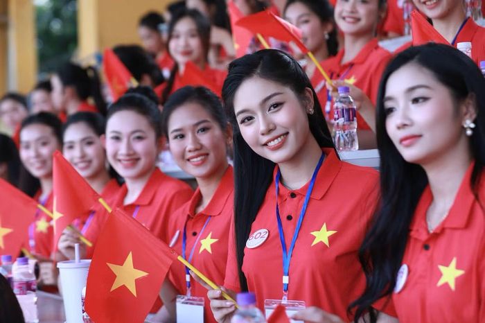 Trên khán đài, dàn thí sinh Hoa hậu Việt Nam dành sự quan tâm đặc biệt cho những cầu thủ nổi tiếng. Quang Hải, Tiến Linh, Thanh Bình, Ngô Đăng Khoa... là những cái tên được nhiều cô gái chú ý sau khi có dịp giao lưu tại họp báo công bố giải đấu ngày 27/8.