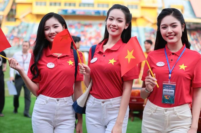 Thí sinh tham dự họp báo hôm 27/8, gặp gỡ ban huấn luyện và cầu thủ hai đội. Hình ảnh các cô gái giao lưu cùng Tiến Linh, Thanh Bình, Ngô Đăng Khoa... tạo sức hút trên các nền tảng MXH.