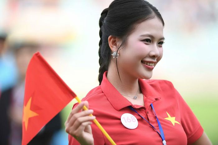 Nhiều cô gái chia sẻ sự hào hứng khi được trực tiếp gặp những tuyển thủ mà họ mới chỉ được gặp qua truyền hình.