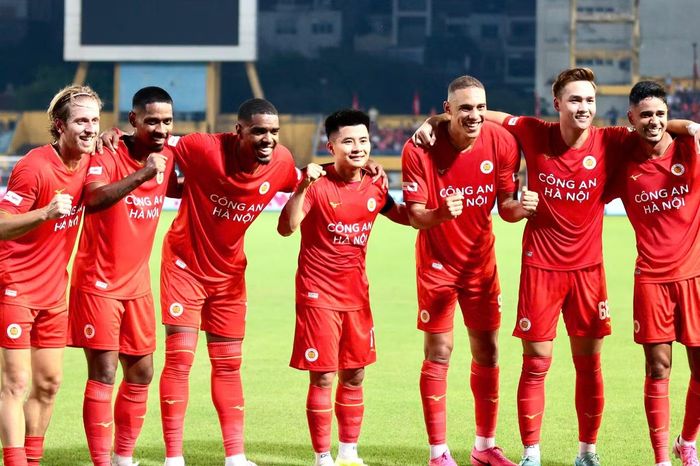 Sau bàn thắng thứ năm, Công an Hà Nội chủ động giảm nhịp độ, kiểm soát bóng chắc chắn và không còn đẩy cao đội hình như trước. Dù vậy, đội chủ sân Hàng Đẫy vẫn tạo ra những cơ hội nguy hiểm nhờ tốc độ của các cầu thủ vào sân thay người.