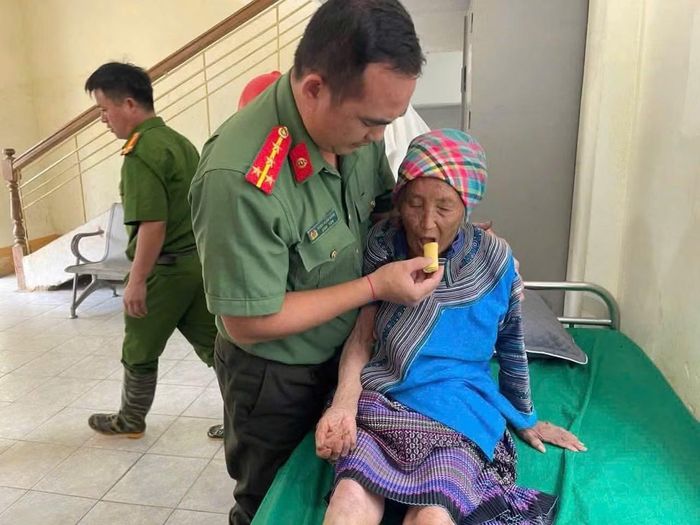 Công an xã Pha Long tìm thấy cụ bà Cháng Seo Ly bị mất tích. Ảnh: CACC.