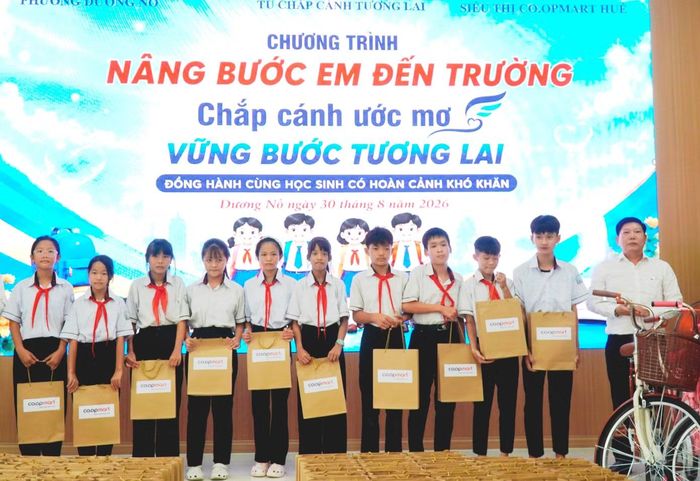 100 suất quà hỗ trợ học tập được trao cho học sinh có hoàn cảnh khó khăn.