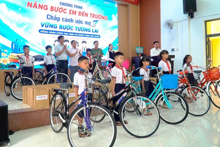 Tặng 21 chiếc xe đạp cho học sinh nghèo hiếu học trước thềm năm học mới.