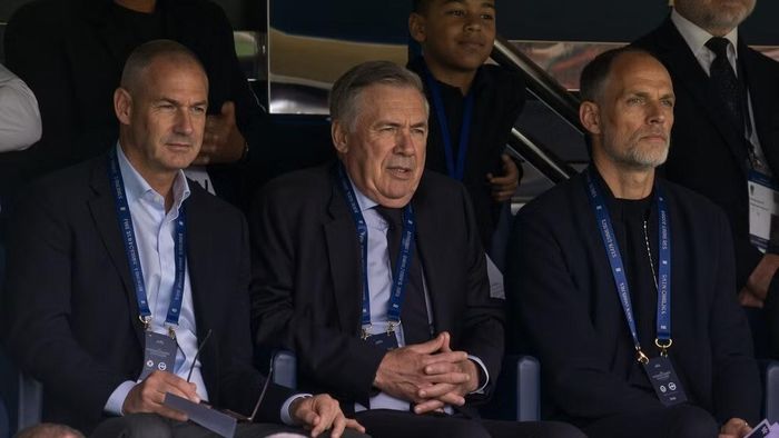 Ancelotti và Tuchel trên khán đài xem đội bóng cũ Chelsea đấu Brighton.