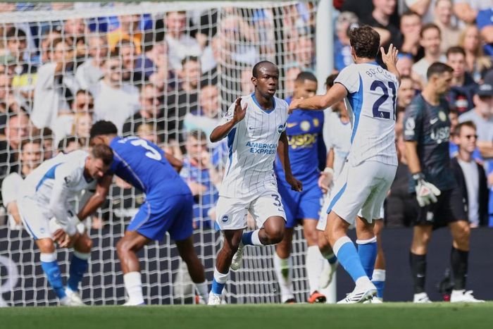 Malick Yalcouye (giữa) sau tình huống sút tung lưới Chelsea để gỡ lại 1 bàn cho Brighton trong hiệp 1.
