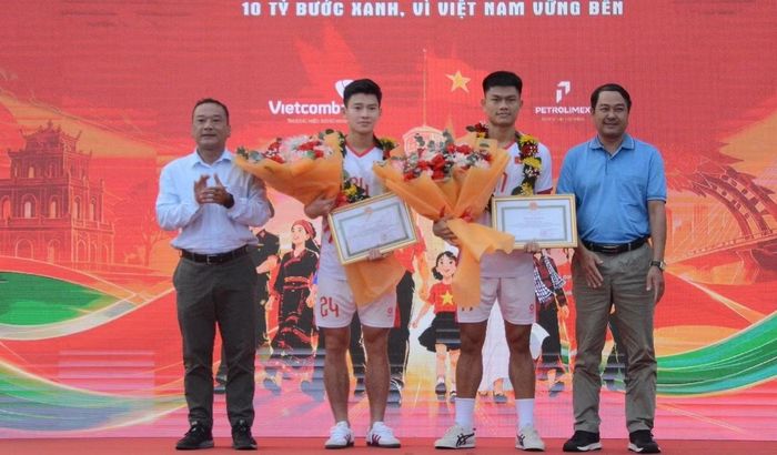 Chủ tịch Ủy ban MTTQ Việt Nam tỉnh Đắk Lắk Y Giang Gry Niê Knơng (bìa trái) và Phó Chủ tịch UBND tỉnh Y Nhuân Byă, trao Bằng khen cho hai cầu thủ. Ảnh: Đ.Triều.
