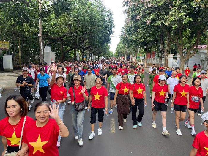 Người dân hào hứng tham gia chương trình "Cùng Việt Nam tiến bước".