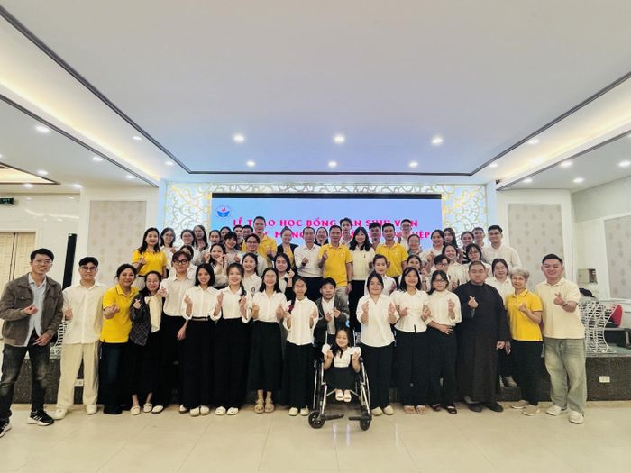 Khánh cùng đại gia đình Thắp Sáng Niềm Tin - nơi em được tiếp thêm động lực để theo đuổi ước mơ bước vào giảng đường đại học.