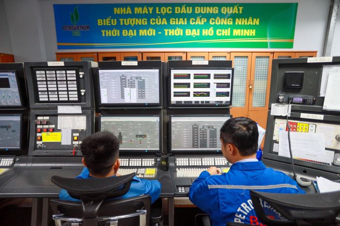 Nhân sự BSR đang vận hành Phòng điều khiển Trung tâm NMLD Dung Quất.