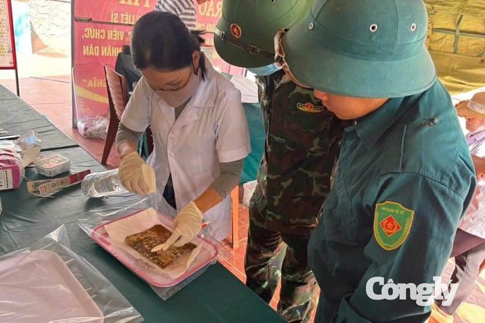 Lực lượng chức năng kiểm tra, xử lý và bảo quản di vật được phát hiện trong quá trình khai quật, lấy mẫu hài cốt liệt sĩ.