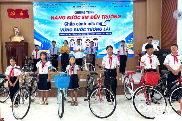 Trao xe đạp "Nâng bước em đến trường" tại phường Dương Nỗ.