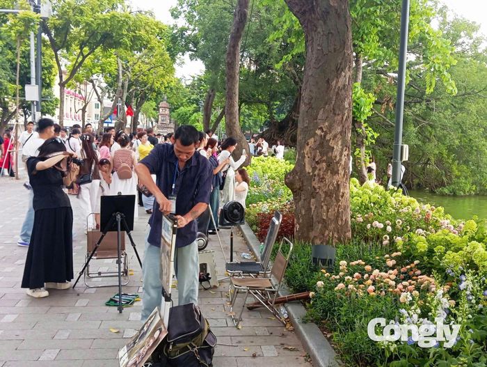 Không khí vui tươi, nhộn nhịp tại Bờ Hồ. Ảnh: T.Anh