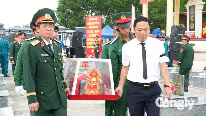 Truy điệu 5 hài cốt liệt sĩ được tìm thấy tại khu vực Gò Tràm, thôn An Sơn, xã Nghĩa Giang.