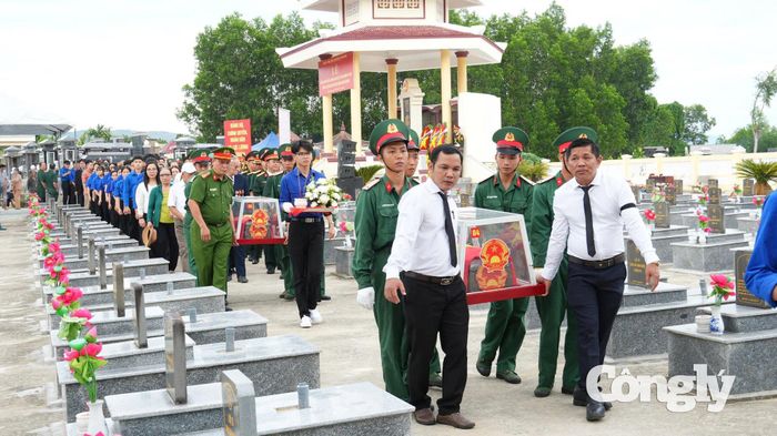 Sau lễ truy điệu, các hài cốt liệt sĩ được đưa về an táng tại Nghĩa trang Liệt sĩ thôn An Hội Bắc.