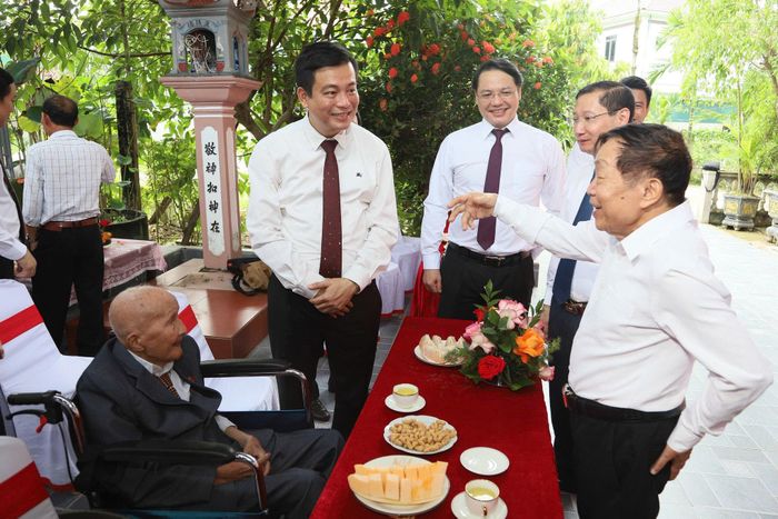 Đồng chí Nguyễn Thành Đồng, Ủy viên BTV Tỉnh ủy, Chủ tịch Ủy ban MTTQ tỉnh cùng các đại biểu ân cần trò chuyện, hỏi thăm sức khỏe lão thành cách mạng Nguyễn Công Thành tại buổi lễ.