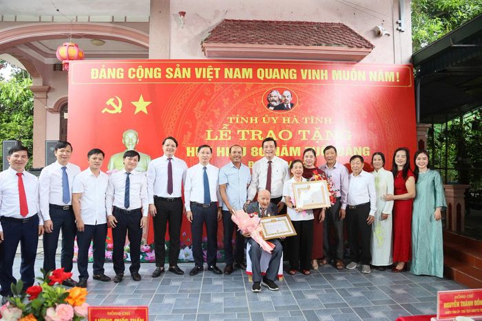 Đại diện lãnh đạo Tỉnh ủy Hà Tĩnh và địa phương chúc mừng gia đình cụ Nguyễn Công Thành, khẳng định đây là niềm tự hào lớn của Đảng bộ, chính quyền và Nhân dân tỉnh nhà.