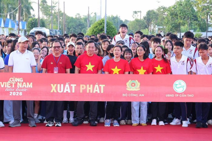 Quang cảnh Chương trình "Cùng Việt Nam tiến bước" tại TP. Cần Thơ.