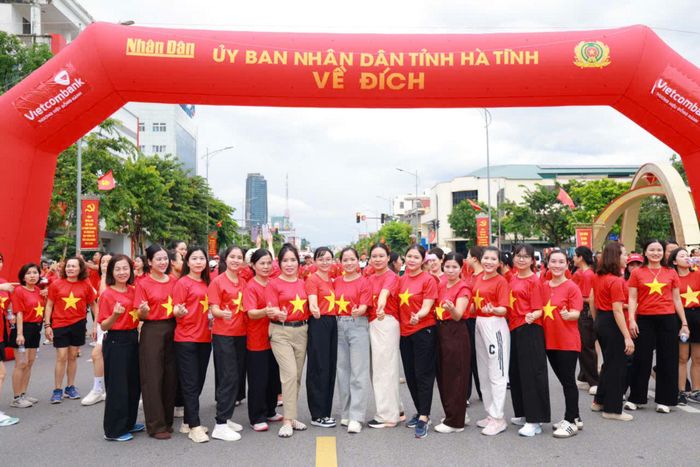 Với thông điệp “Hành trình 10 tỷ bước xanh - Vì Việt Nam vững bền”, Ban tổ chức kêu gọi người dân trên cả nước cùng rèn luyện sức khỏe, hình thành thói quen vận động và chung tay lan tỏa lối sống xanh.