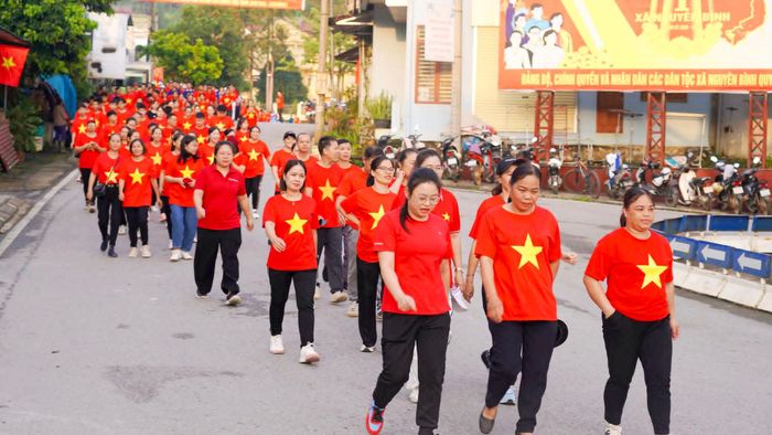 Sắc áo cờ đỏ sao vàng tạo nên không khí sôi nổi tại chương trình đi bộ “Cùng Việt Nam tiến bước” tại Cao Bằng.