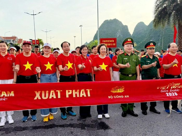 Các đại biểu hưởng ứng chương trình đi bộ “Cùng Việt Nam tiến bước” năm 2026 trên địa bàn Quảng Ninh.