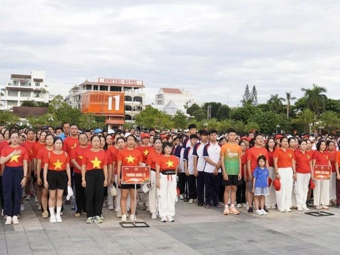 Hơn 3.000 người tại Quảng Ngãi đã tham gia Chương trình đi bộ “Cùng Việt Nam tiến bước”.