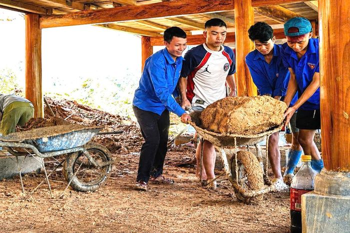 Đoàn viên, thanh niên chung tay cùng người dân khắc phục hậu quả sau mưa lũ.