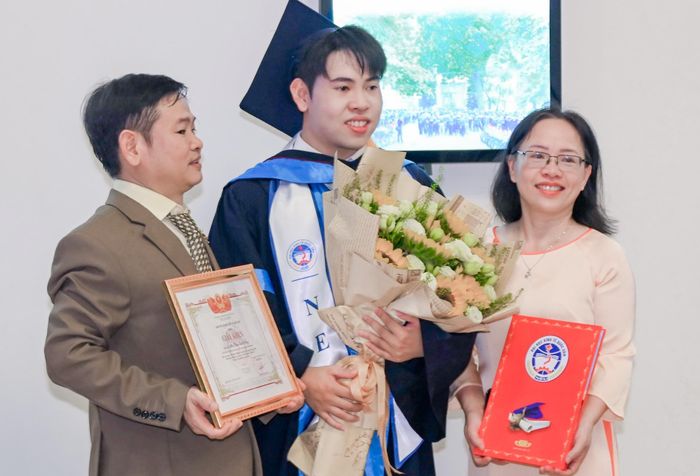 Hưng cùng gia đình trong ngày tốt nghiệp. Ảnh: NVCC