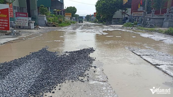 Mưa lớn khiến mặt đường xuất hiện các vũng nước lớn
