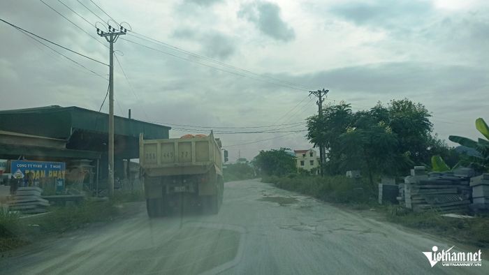 Mỗi khi có xe chạy qua, bụi từ mặt đường khô bị cuốn lên, bay mù mịt, ảnh hưởng đến người dân sinh sống dọc tuyến đường