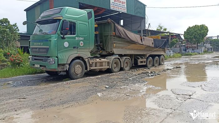 Hàng ngày có nhiều xe tải trọng lớn vào các mỏ đá lấy hàng lưu thông trên con đường này