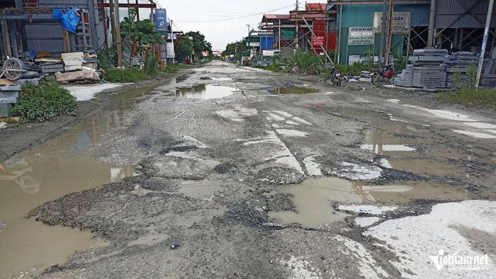 Con đường bê tông xuất hiện "ổ voi", "ổ gà" chi chít