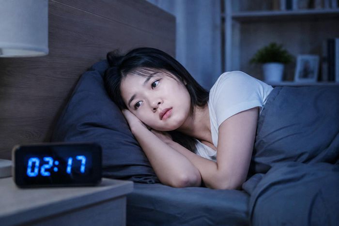 Nhiều người rơi vào trạng thái càng cố ngủ lại càng mất ngủ. Ảnh: AI
