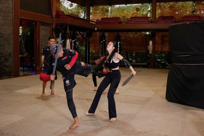 Trần Thiên Thú thể hiện lại những cảnh đấu trực tiếp. 