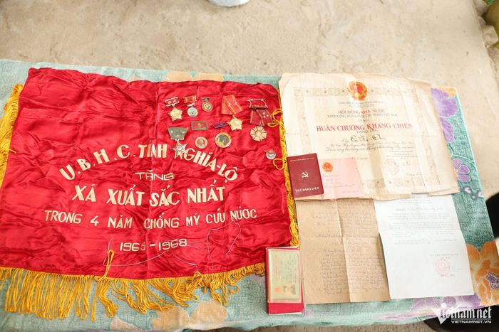 Những kỷ vật của cha được ông Lý Sáy Dờ cẩn thận giữ gìn