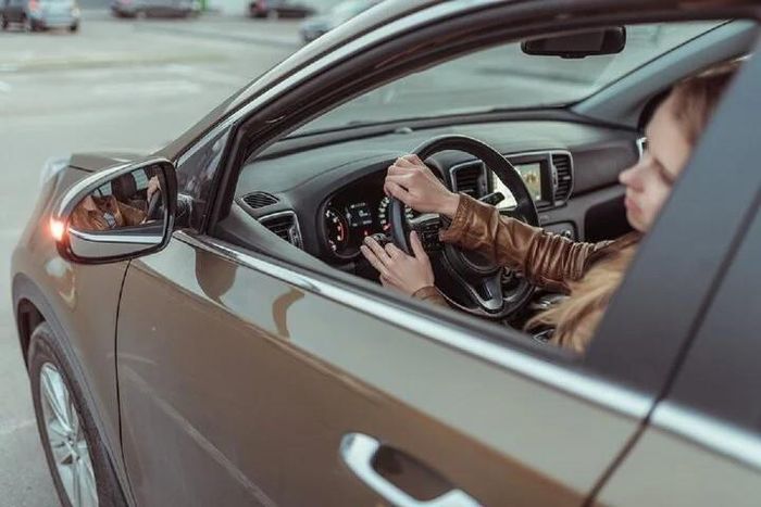 Tài xế cần vừa bật xi-nhan, vừa phải quan sát gương và các điểm mù trước khi chuyển hướng. Ảnh: VTC News