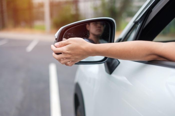 Gương chiếu hậu là một trong những thiết bị an toàn cơ bản nhưng thường bị xem nhẹ trên ô tô. Ảnh: Ảnh: Storables