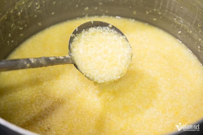 Nồi cháo đậu xanh thơm, sánh mịn. Ảnh: Nguyễn Huy