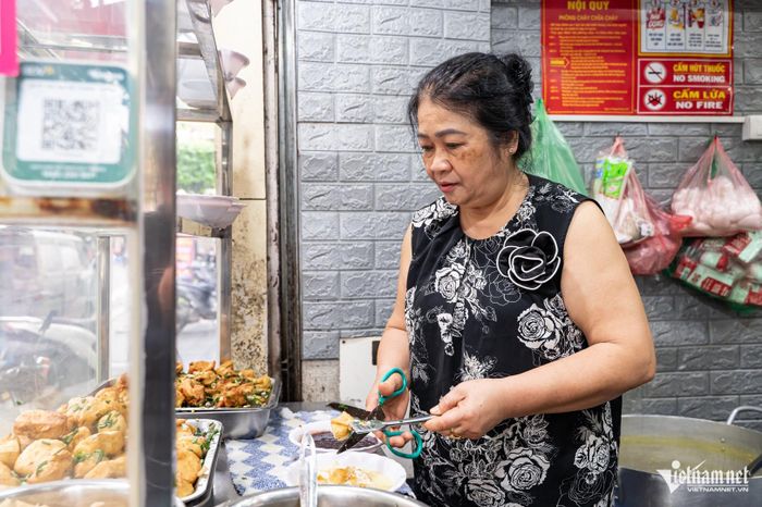 Bà Oanh - chủ quán thuần thục làm cháo phục vụ khách. Ảnh: Nguyễn Huy