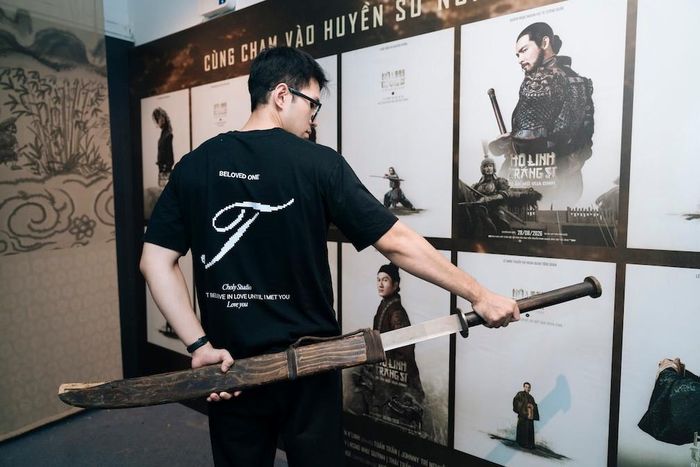 Khán giả thích thú trải nghiệm đạo cụ và phục trang trong phim.